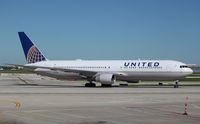 N643UA @ KORD - Boeing 767-300ER - by Mark Pasqualino