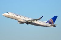 N117SY @ KLAX - United Express ERJ175 climbing out - by FerryPNL
