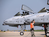 78-0633 @ KBOI - Awaiting pre flight checks as 78-0618 pulls up alongside.