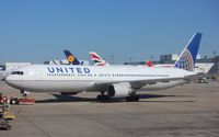 N664UA @ KIAH - Boeing 767-300 - by Mark Pasqualino