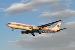 B-6085 @ ZBAA - short finals to land