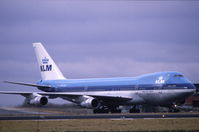 PH-BUE @ EHAM - KLM Boeing 747-206B taxiing at Schiphol airport, the Netherlands, 1987 - by Van Propeller