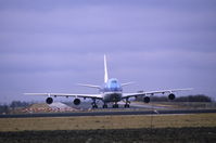 PH-BUE @ EHAM - Nice frontal view of KLM Boeing 747-206B at the end of runway 09 of Schiphol airport, the Netherlands, 1987 - by Van Propeller