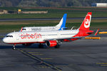 OE-LNZ @ VIE - NIKI - by Chris Jilli