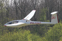 PH-1247 - Landing at Axel airfield.