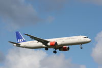 LN-RKK @ EKCH - LN-RKK landing rw 04L - by Erik Oxtorp
