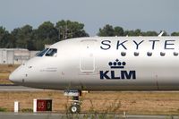 PH-EZX @ LFBD - Embraer ERJ-190LR, Holding point Delta rwy 05, Bordeaux Mérignac airport (LFBD-BOD) - by Yves-Q