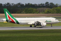 EI-DSV @ LOWW - Alitalia A320