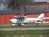 PH-TTC @ EHSE - cessna172 taxing to runway 07 - by fink123