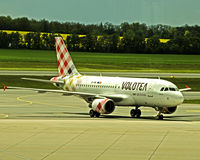 EI-FML @ LOWW/VIE - Taxiing at Vienna - by Jeff Sexton