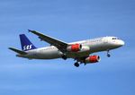 OY-KAO @ EGLL - Short finals for 09L
