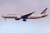 F-GUOB @ LFPG - Landing - by micka2b