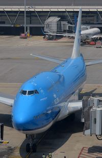 PH-BFW @ VHHH - Lots of royal blue coming towards us. - by FerryPNL