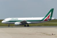 EI-DTN @ LFPG - Alitalia