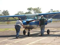 TG-KUV @ MGRT - Sacando el avión del hangar - by Alvaro Antonio villanueva