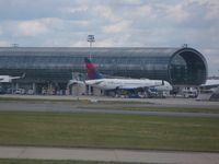 N718TW @ LFPG - Boeing 757-231 - by Christian Maurer