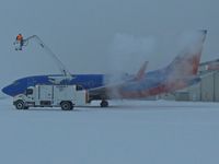 N202WN @ KBOI - Being de iced on the west de ice pad. - by Gerald Howard