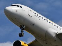 EC-HQL @ LFBD - Vueling VY2915	from Barcelona landing runway 23 - by JC Ravon - FRENCHSKY
