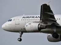 F-GRXB @ LFBD - Just before rain, AF380V landing runway 29 from Marseille - by JC Ravon - FRENCHSKY
