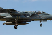 45 85 @ LIED - LANDING CLOSE UP - by Gian Luca Onnis
