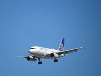 N829UA @ 3607 - Landing - by Canonman