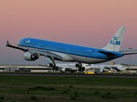 PH-AKB @ LPPT - KLMPiazza Navona - Roma landing runway 03 - by JC Ravon - FRENCHSKY