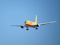 N773AX @ 3607 - Landing - by Canonman