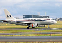 OY-KBO @ CPH - Copenhagen 30.11.2017 with non std.cowling paint - by leo larsen