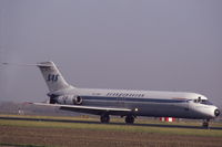 SE-DBX @ EHAM - SAS Douglas DC-9-41 landing at Schiphol airport, the Netherlands, 1982 - by Van Propeller