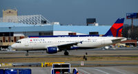 N332NW @ KATL - Taxi Atlanta - by Ronald Barker