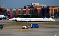 N909DA @ KATL - Taxi Atlanta - by Ronald Barker