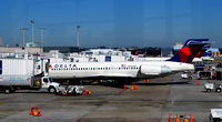 N925AT @ KATL - Gate C32 Atlanta - by Ronald Barker