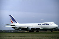 F-BPVH @ EHAM - Air France Boeing 747-128 landing at Schiphol airport, the Netherlands, 1987 - by Van Propeller