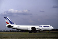 F-BPVH @ EHAM - Air France Boeing 747-128 landing at Schiphol airport, the Netherlands, 1987 - by Van Propeller