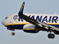 EI-DYP @ LPPT - landing runway 03 - by JC Ravon - FRENCHSKY