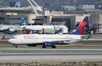 N372DA @ KLAX - Boeing 737-800 - by Mark Pasqualino