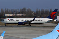 N177DZ @ LFPG - Taxiing - by micka2b