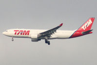 PT-MVN @ LFPG - Landing - by micka2b