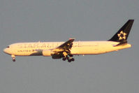 N653UA @ LFPG - Landing - by micka2b