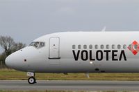 EI-FCB @ LFRB - Boeing 717-200, Taxiing to holding point rwy 25L, Brest-Bretagne Airport (LFRB-BES) - by Yves-Q