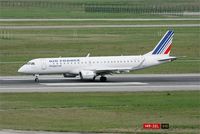 F-HBLD @ LFBO - Embraer 190LR, Landing rwy 32L, Toulouse Blagnac Airport (LFBO-TLS) - by Yves-Q