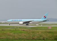 HL7574 @ NZAA - on hold on taxyway - by magnaman