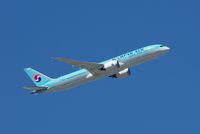 HL8082 @ YVR - KE72 to Incheon - by Manuel Vieira Ribeiro