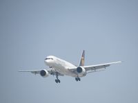 N408UP @ 3607 - Landing - by Canonman