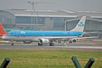 PH-EZZ @ EIDW - Lining up r/w 28 - by Robert Kearney