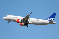 LN-RGM @ CPH - Copenhagen 3.7.2018 T/O R-22R - by leo larsen