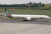EI-WLA @ VIE - Alitalia Boeing 777-300 - by Thomas Ramgraber