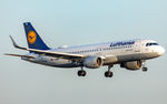 D-AIUM @ EDDF - on final RW07L - by Friedrich Becker