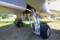 E7 - Sepecat Jaguar E, Main landing gear close up view, les amis de la 5ème escadre Museum, Orange - by Yves-Q