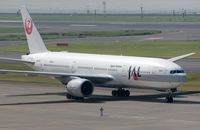 JA8983 @ RJTT - JAL B772 being waved off - by FerryPNL